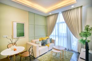 - un salon avec un canapé et une table dans l'établissement Royce Residence KLCC by Cobnb, à Kuala Lumpur
