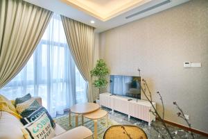 - un salon avec un canapé et une télévision dans l'établissement Royce Residence KLCC by Cobnb, à Kuala Lumpur