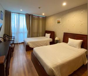 Giường trong phòng chung tại Kim Tho Hotel