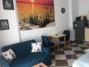 uma sala de estar com um sofá e uma mesa em apartman Eva em Hurghada