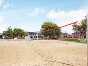 ein Volleyballnetz auf einem Sandplatz in der Unterkunft 4 person holiday home on a holiday park in Lemvig in Lemvig