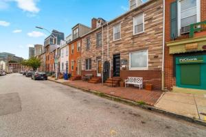 une rue urbaine vide avec des bâtiments et un banc dans l'établissement Charming Little Italy Baltimore Gem, à Baltimore