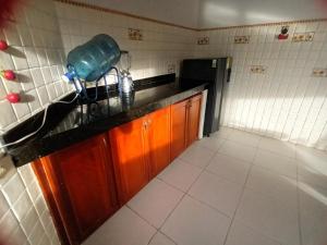 帕斯托的住宿－shevabrajot，厨房配有水槽和柜台上的蓝色锅