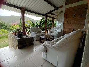 ein Wohnzimmer mit Sofas und einem Tisch in der Unterkunft shevabrajot in Pasto