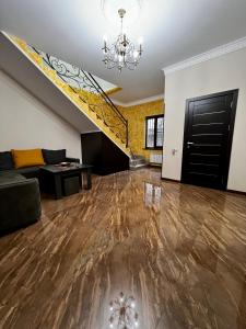 salon ze schodami i kanapą w obiekcie New , comfortable 3 bedroom house w Erywaniu