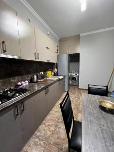 kuchnia ze stołem i blatem w obiekcie New , comfortable 3 bedroom house w Erywaniu