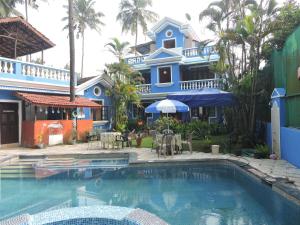 una casa con piscina di fronte a una casa di 5 BHK Villa with private pool, Goa Garden Resort at Benaulim - Colva beach a Colva