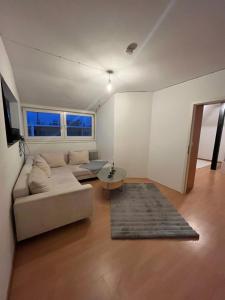 ein Wohnzimmer mit einem Sofa und einem Tisch in der Unterkunft Simplex Apartments Am Marktplatz in Karlsruhe