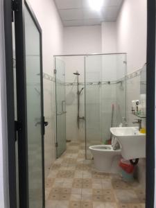 a bathroom with a shower and a toilet and a sink at Khách Sạn Vinhomes Huỳnh Hotel in Ben Tre