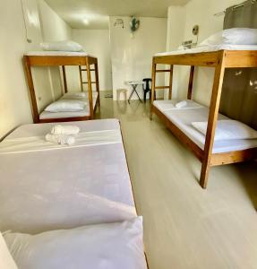 um quarto com três beliches em RedDot Guest House em General Luna