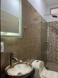 bagno con lavandino e servizi igienici di Nueve Agaves Hotel a Tequila