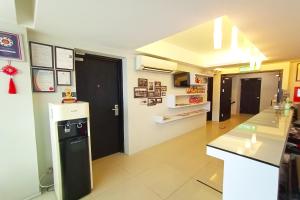 a kitchen with a refrigerator and a counter top at OYO 90091 Hi Inn in Sibu
