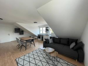 Simplex Apartments In Bruchsal في بروشسال: غرفة معيشة مع أريكة وطاولة