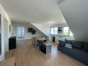 Simplex Apartments In Bruchsal في بروشسال: غرفة معيشة مع أريكة وطاولة