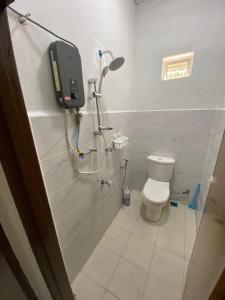 a bathroom with a shower and a toilet at Cantik-La Homestay Kolam 6 Bilik Kuala Terengganu in Bukit Payong