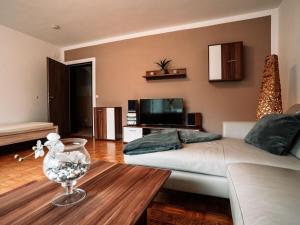uma sala de estar com um sofá e um vaso sobre uma mesa em Nice apartment in Lappersdorf em Lappersdorf