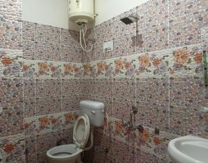 een badkamer met een toilet en een wastafel bij RIGVEDA Bir Billing in Bir