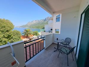 a balcony with chairs and a view of the water at Rooms Katja - 10 m from beach in Gradac
