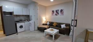 un piccolo soggiorno con divano e lavatrice di Apartman Princess 148a a Hurghada