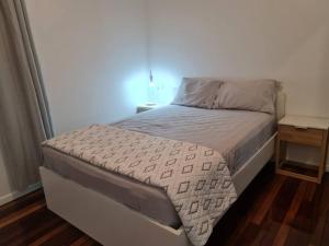 Una cama en una habitación pequeña con un colchón reforzado en Entire 2-Bedrm Unit in Maryborough CBD, Furnished, en Maryborough