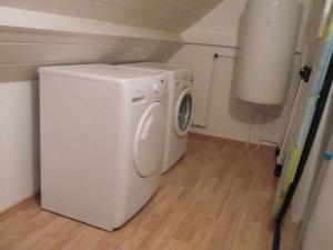 una lavadora y secadora blancas en una lavandería en Holiday apartment Zur Heide, en Weener