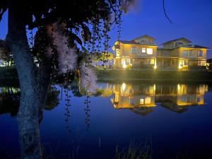 Vaade kodumajutuse lähedal voolavale jõele