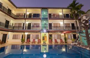 hotel z basenem przed budynkiem w obiekcie Lotus Bleu Guest House w mieście Phumĭ Ta Phŭl