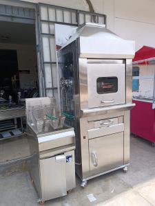 una cocina con fogones y horno en un garaje en La Nueva Vista en Huarmey