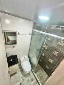 Um banheiro em Las Aguas Social Experience, Sauna, Rooftop, GYM, BBQ, cinema room, pvt bathroom, pvt kitchen 205