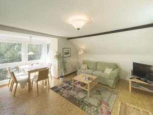uma sala de estar com um sofá e uma mesa em Cosy apartment in Harz em Schauenburg