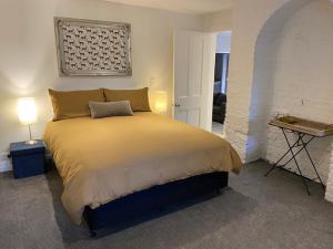 een slaapkamer met een bed en een tafel met 2 lampen bij Thornleigh in Auckland