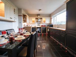 Una cocina con una mesa con sillas y una encimera. en Seacrest Lodge, en Scarborough