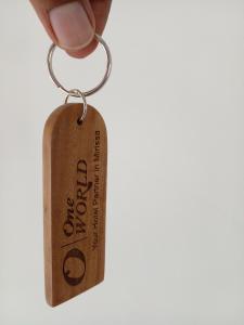 een hand met een sleutelhanger met een tag bij One World Mirissa in Mirissa