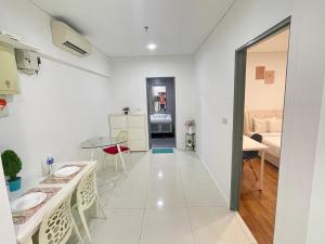 - un salon blanc avec une table et un canapé dans l'établissement Summer suites klcc by Peaceful Nest, à Kuala Lumpur