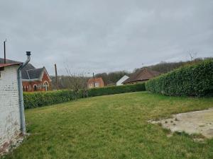 um quintal relvado com casas ao fundo em une escapade a la campagne ? em Longueval