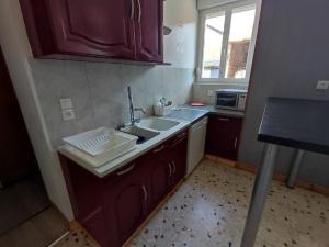 uma cozinha com um lavatório e um micro-ondas em une escapade a la campagne ? em Longueval