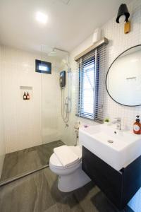 La salle de bains est pourvue d'un lavabo, de toilettes et d'un miroir. dans l'établissement Thara Dara Khaoyai, à Ban Tha Maprang