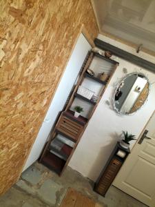 an overhead view of a room with a door and a mirror at Studio très calme 5mn VICHY in Bellerive-sur-Allier