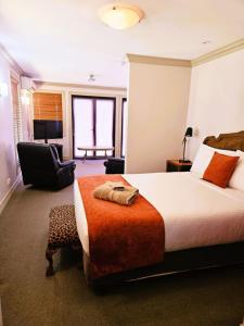 una camera d'albergo con letto e sedia di The Camperdown Mill a Camperdown