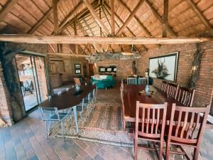 comedor y sala de estar con mesa y sillas en Limpokwena Nature Reserve en Tokio