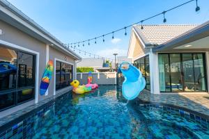 Casa con piscina con tobogán de agua en Dana Poolvilla 1 Pattaya, en Nong Prue