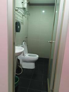 ein Badezimmer mit einem weißen WC und einem Waschbecken in der Unterkunft Asia Novo Boutique Hotel - Daet in Daet