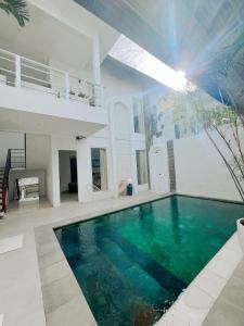 a swimming pool in the middle of a house at Apple Villas & Apartments in Kerobokan