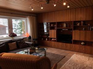 un soggiorno con divano e tavolo di Holiday apartment Kassler a Feldberg