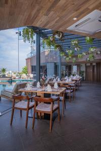 Bazén v ubytování Hotel Barahi Kathmandu nebo v jeho okolí