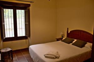 Cama o camas de una habitación en Masia de San Juan - castillo con piscina en plena Sierra Calderona