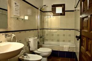 Un baño de Masia de San Juan - castillo con piscina en plena Sierra Calderona