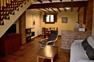 Zona de estar de Masia de San Juan - castillo con piscina en plena Sierra Calderona