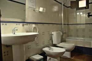 Un baño de Masia de San Juan - castillo con piscina en plena Sierra Calderona
