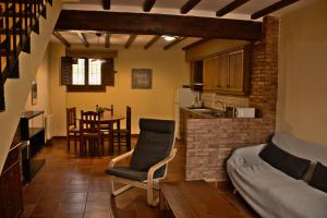 Una cocina o zona de cocina en Masia de San Juan - castillo con piscina en plena Sierra Calderona